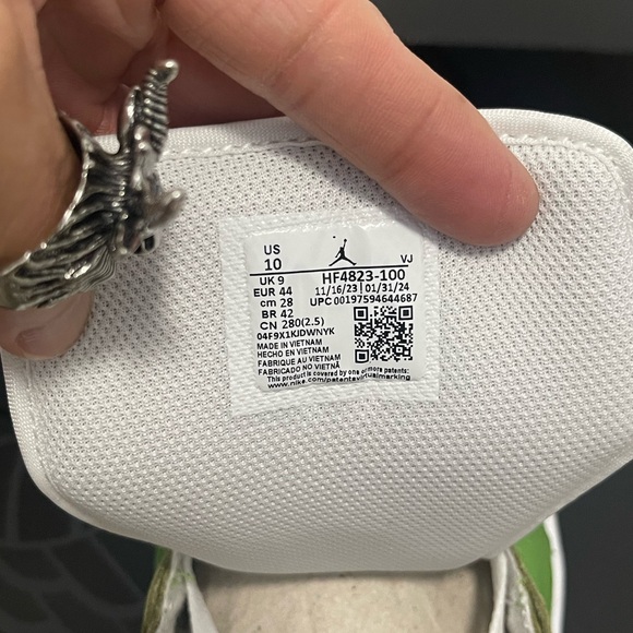 BIN Men’s Size 10 (Euro Sz 44) Air Jordan 1 Low SE Sneakers In White/Chlorophyll - Picture 11 of 16